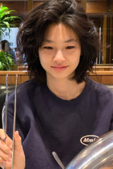 孕妇托着肚子走路视频